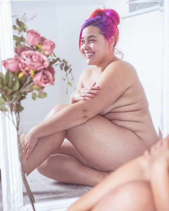 Aktywistka body positive Megan Jayne Crabbe działająca na Instagramie pod nickiem Bodyposipanda przypomina, by unikać hejterów, za to otaczać się ludźmi, którzy potrafią doceniać własne piękno i to u innych.