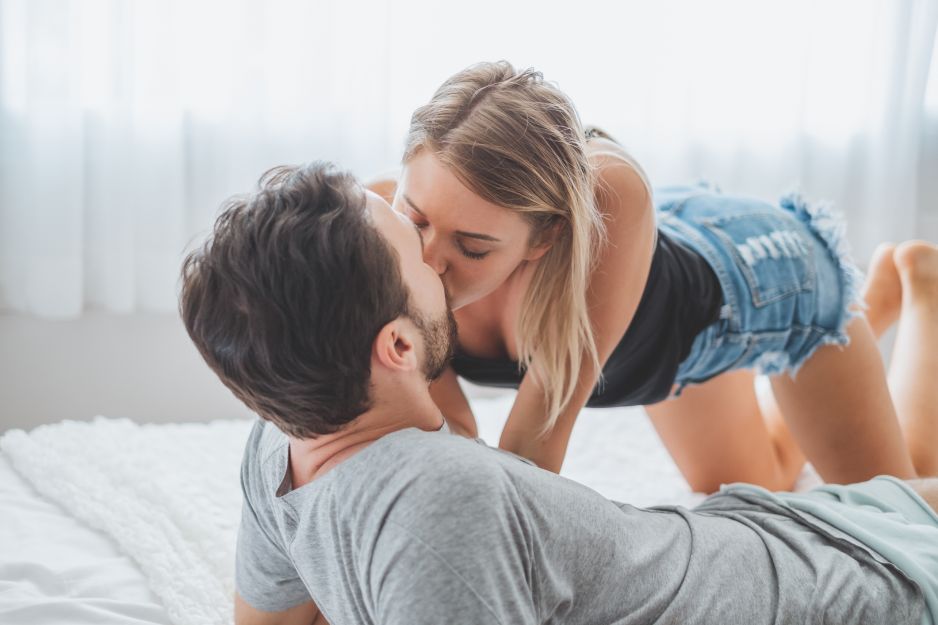Koronawirus: czy nosić maseczki podczas seksu? "Unikaj całowania i zakładaj maskę podczas seksu" - apeluje lekarz