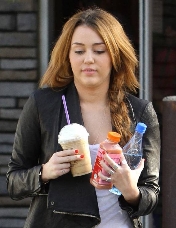 Miley Cyrus z kawą